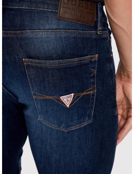 Jeans uomo Guess Chris blu scuro Super Skinny Fit in cotone riciclato 