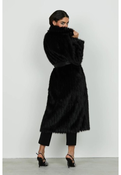 Ecopelliccia lunga GHENTY Relish con cintura in ecopelle e spille gioi